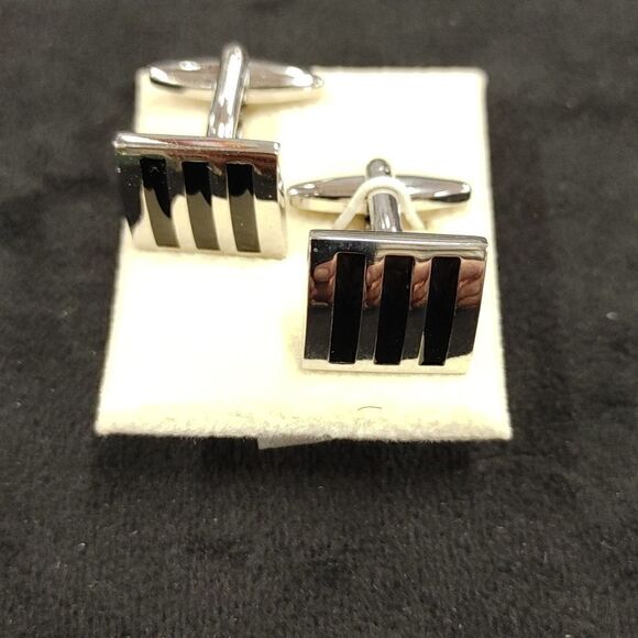 MEN'S ST. PATRICK SILVER/ BLACK VERTICAL PATTERN CUFF LINK. - Picture 2 of 4